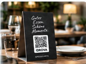 Tischaufsteller mit QR-Code auf einem Restauranttisch